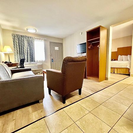 Days Inn & Suites By Wyndham Arlington Near Six Flags Eksteriør billede