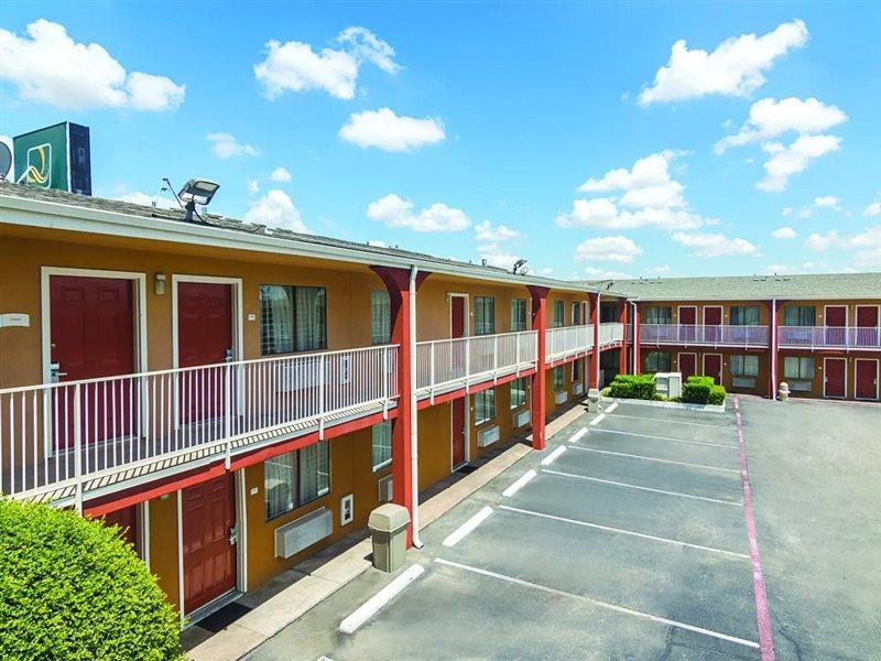 Days Inn & Suites By Wyndham Arlington Near Six Flags Eksteriør billede