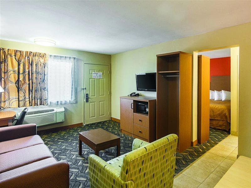 Days Inn & Suites By Wyndham Arlington Near Six Flags Eksteriør billede