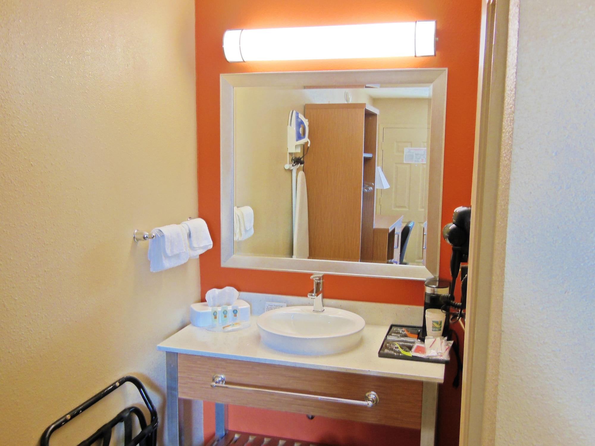 Days Inn & Suites By Wyndham Arlington Near Six Flags Eksteriør billede