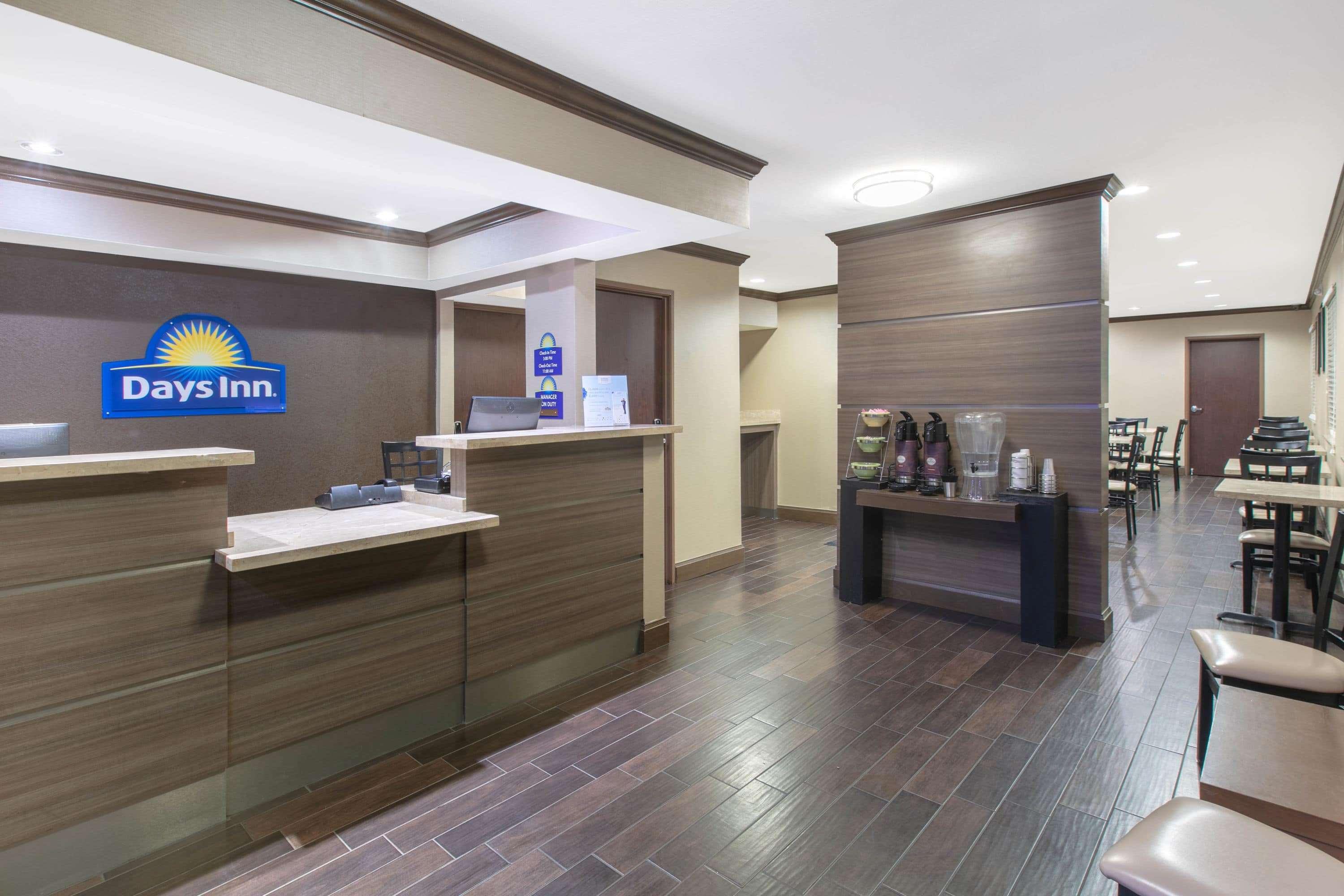 Days Inn & Suites By Wyndham Arlington Near Six Flags Eksteriør billede