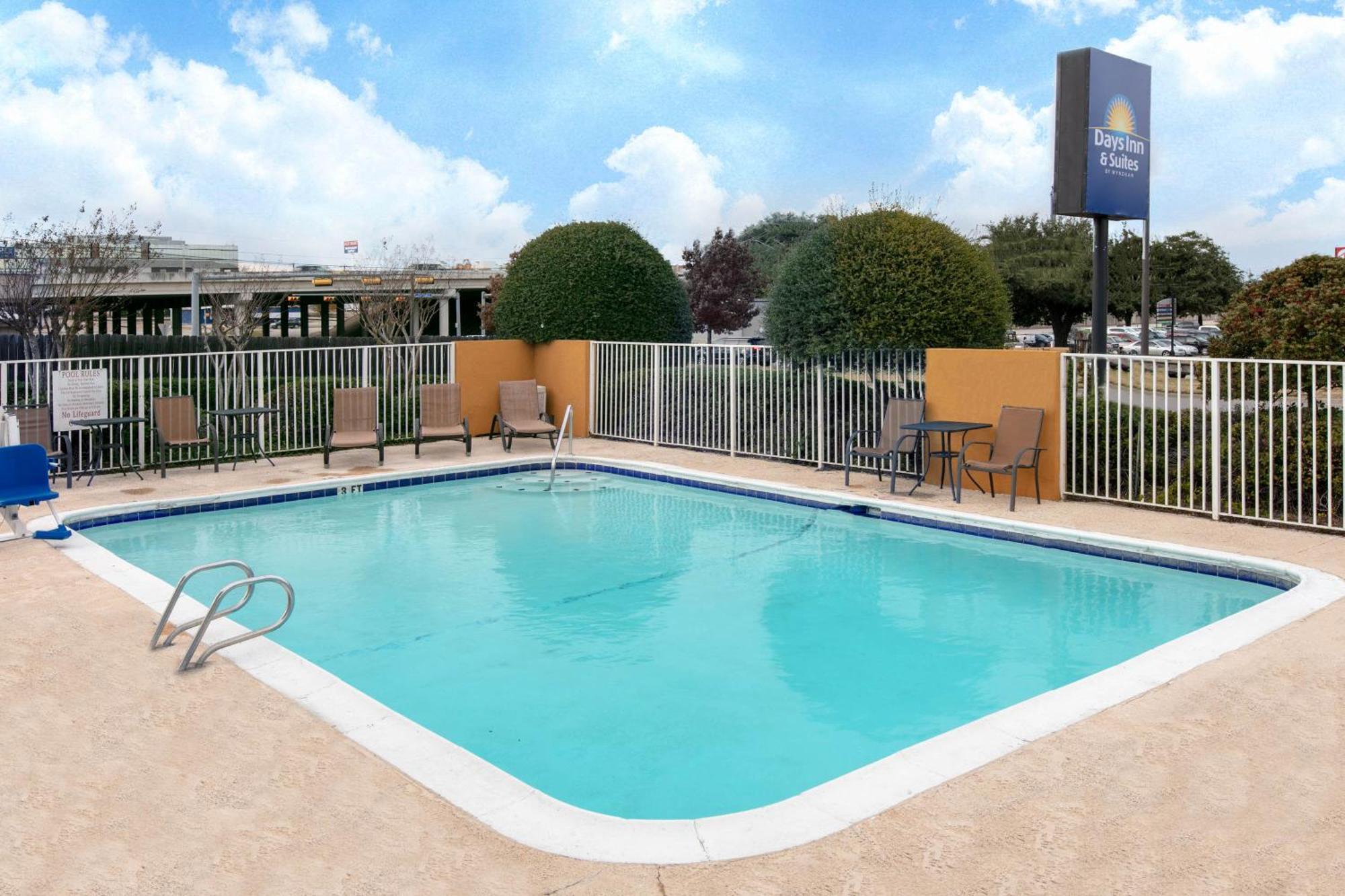 Days Inn & Suites By Wyndham Arlington Near Six Flags Eksteriør billede