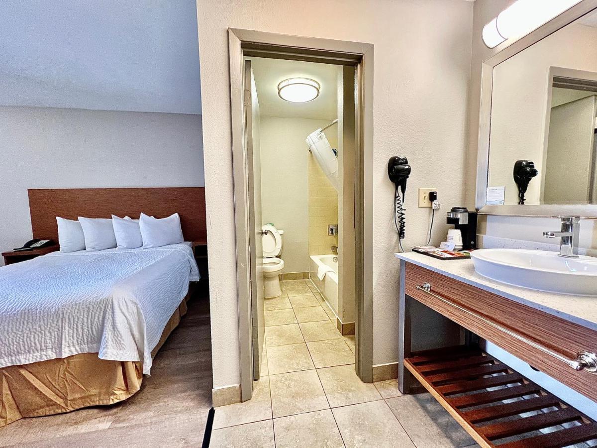 Days Inn & Suites By Wyndham Arlington Near Six Flags Eksteriør billede