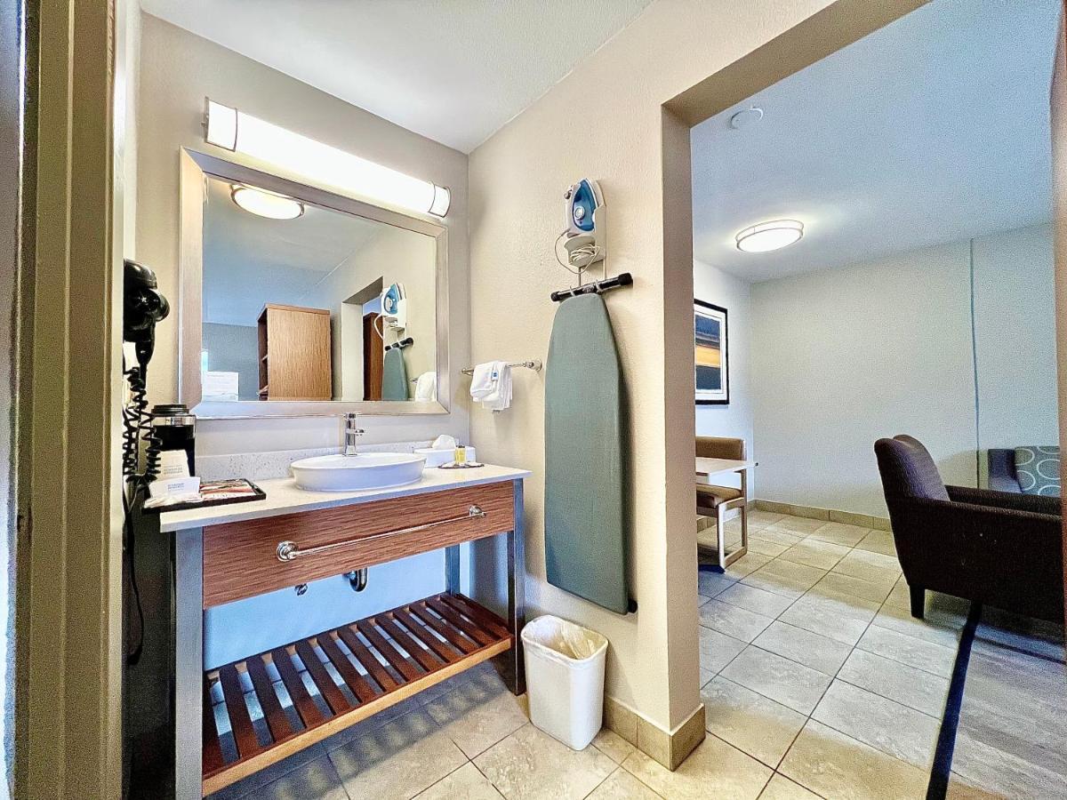 Days Inn & Suites By Wyndham Arlington Near Six Flags Eksteriør billede