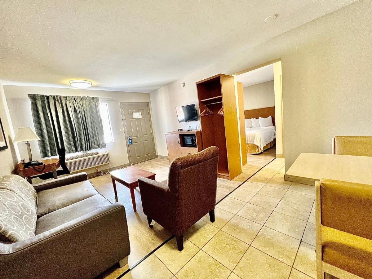 Days Inn & Suites By Wyndham Arlington Near Six Flags Eksteriør billede