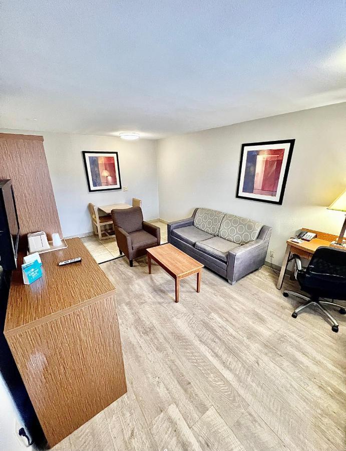 Days Inn & Suites By Wyndham Arlington Near Six Flags Eksteriør billede