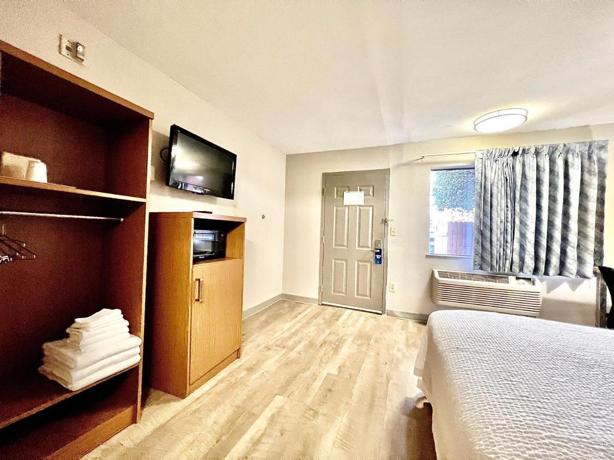 Days Inn & Suites By Wyndham Arlington Near Six Flags Eksteriør billede