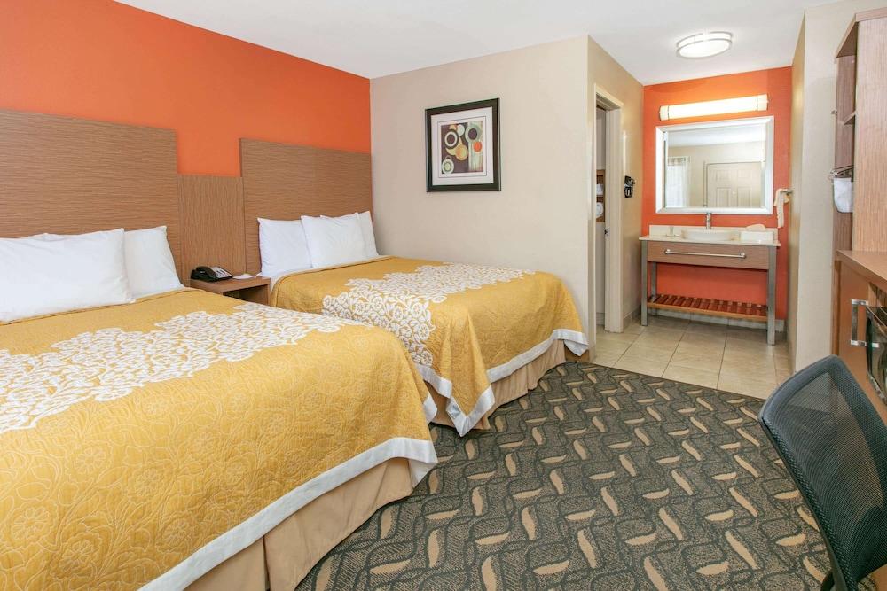 Days Inn & Suites By Wyndham Arlington Near Six Flags Eksteriør billede