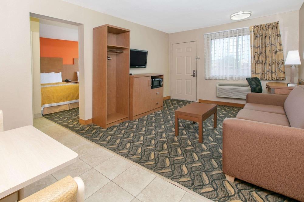 Days Inn & Suites By Wyndham Arlington Near Six Flags Eksteriør billede