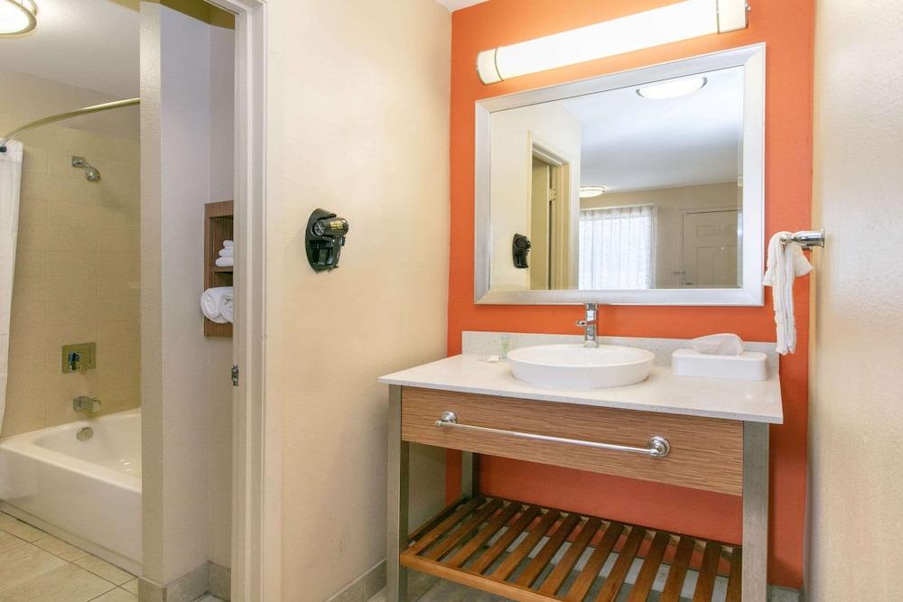 Days Inn & Suites By Wyndham Arlington Near Six Flags Eksteriør billede