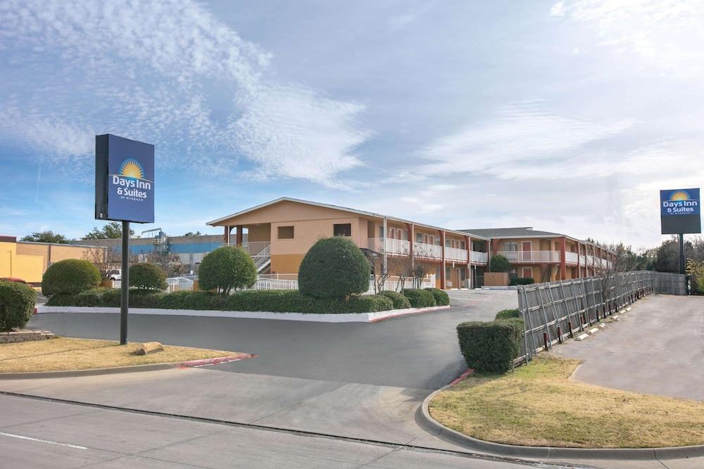 Days Inn & Suites By Wyndham Arlington Near Six Flags Eksteriør billede