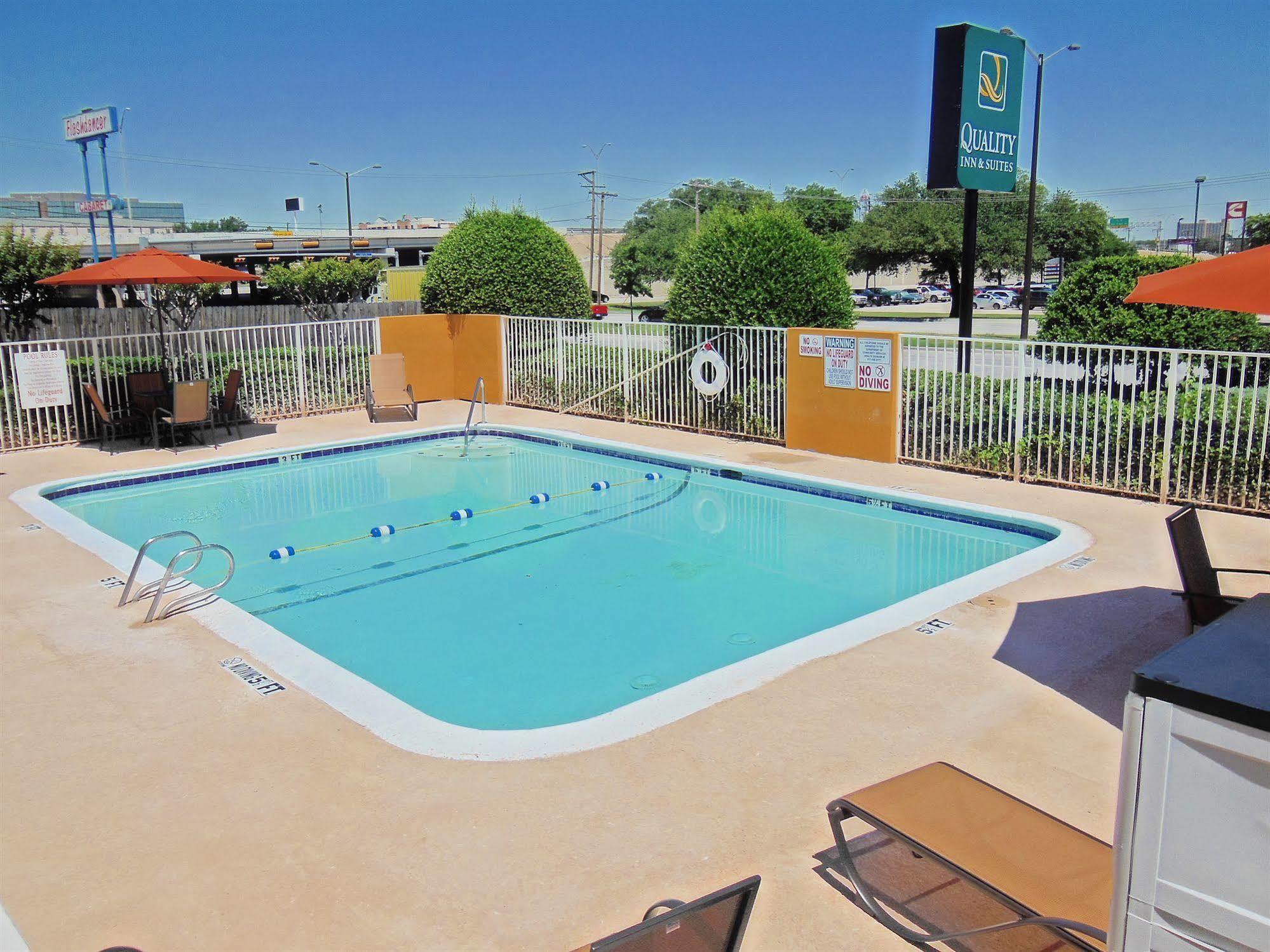 Days Inn & Suites By Wyndham Arlington Near Six Flags Eksteriør billede