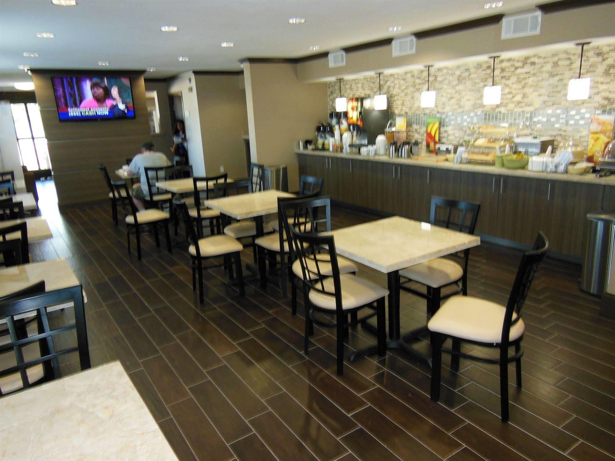 Days Inn & Suites By Wyndham Arlington Near Six Flags Eksteriør billede