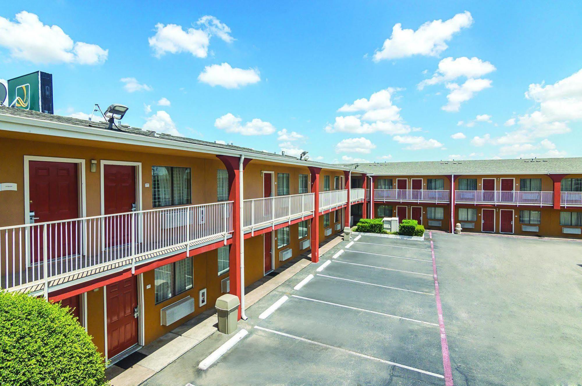 Days Inn & Suites By Wyndham Arlington Near Six Flags Eksteriør billede