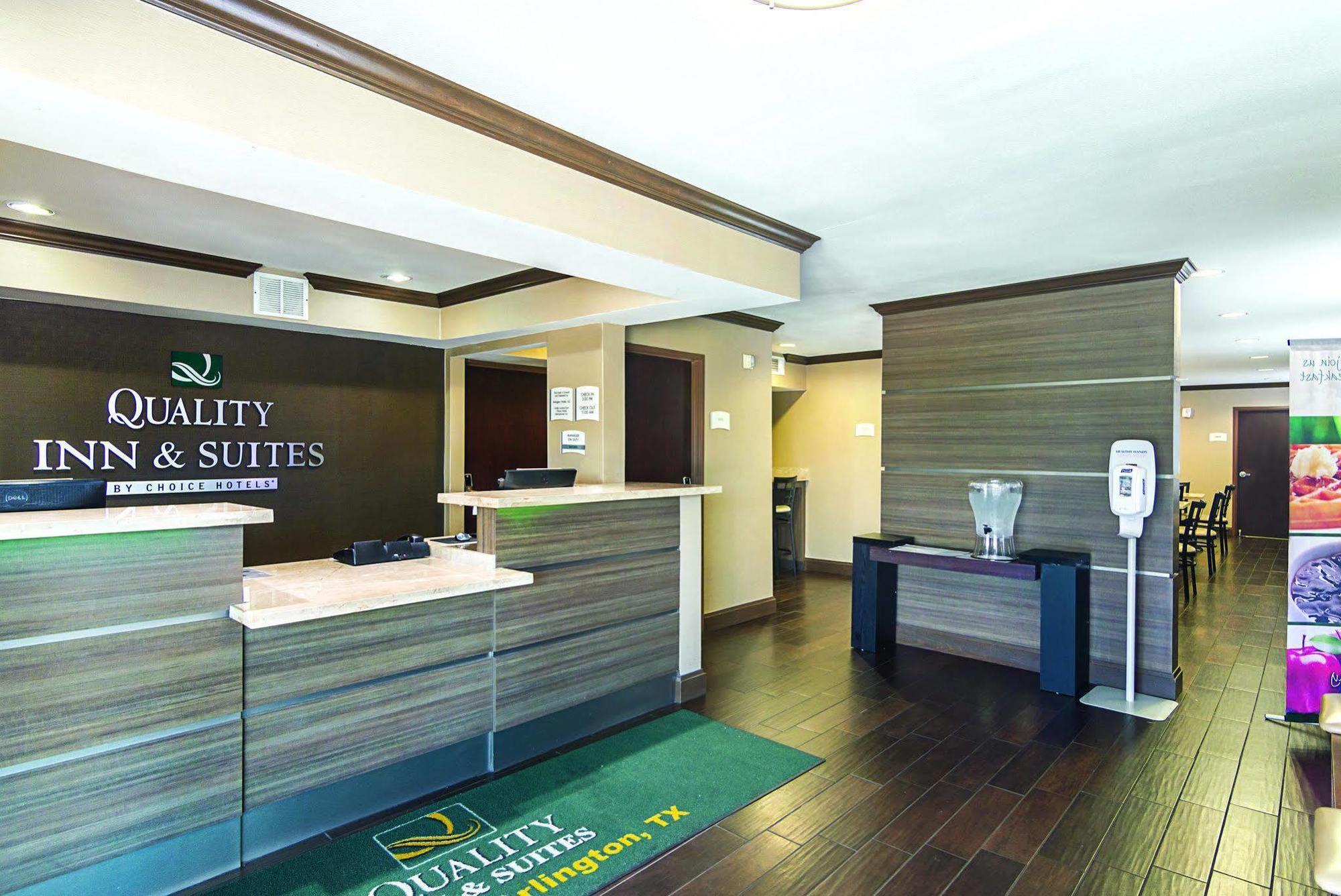 Days Inn & Suites By Wyndham Arlington Near Six Flags Eksteriør billede