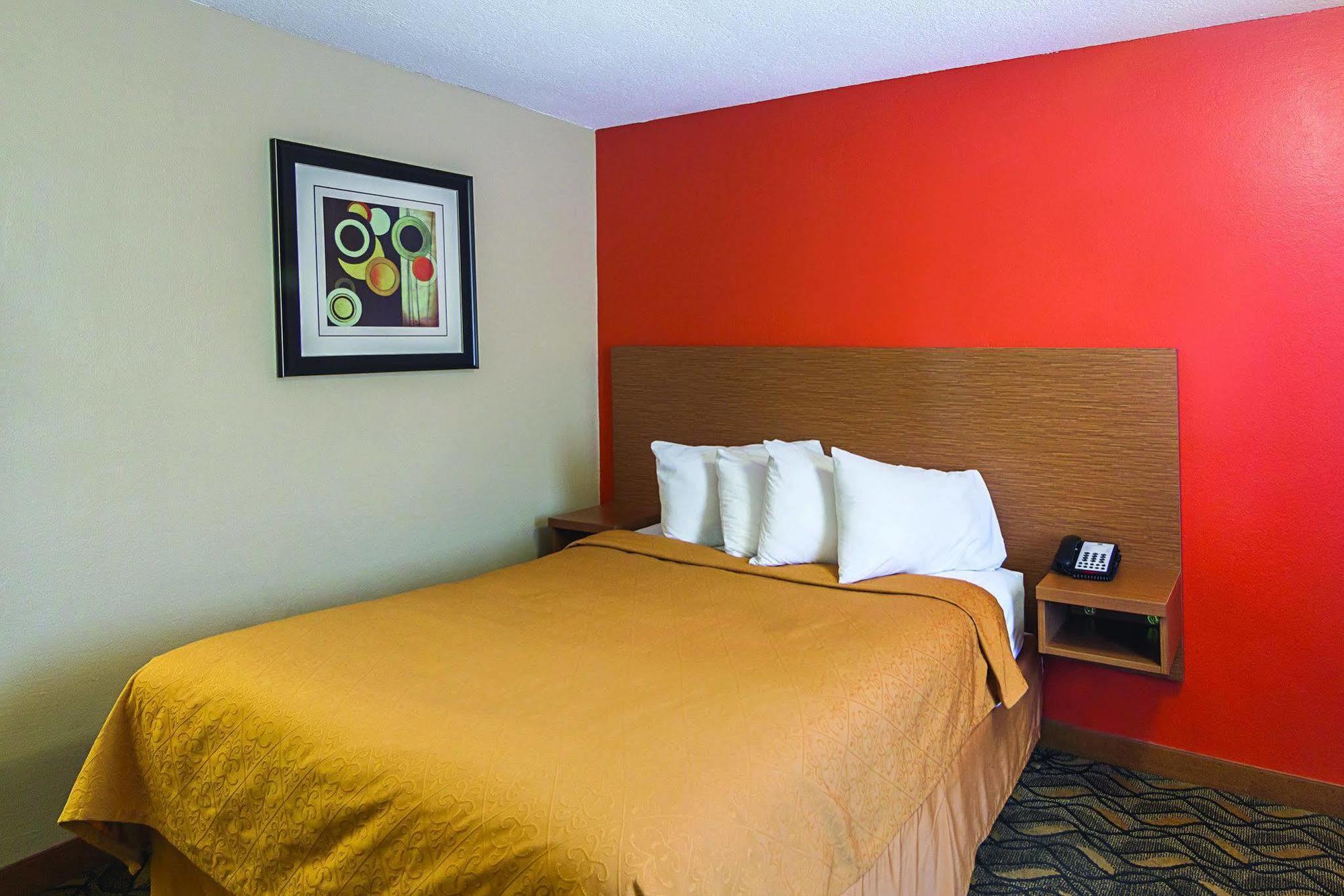 Days Inn & Suites By Wyndham Arlington Near Six Flags Eksteriør billede