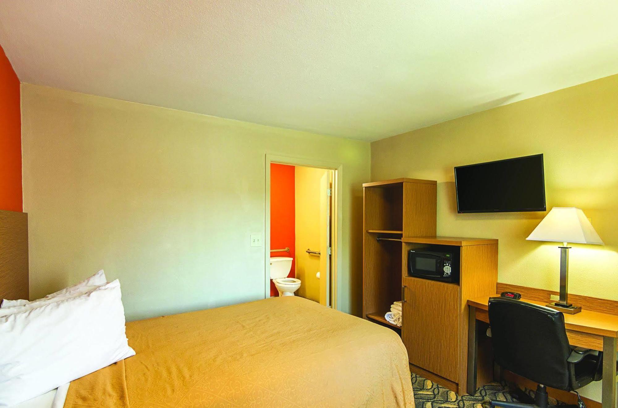 Days Inn & Suites By Wyndham Arlington Near Six Flags Eksteriør billede