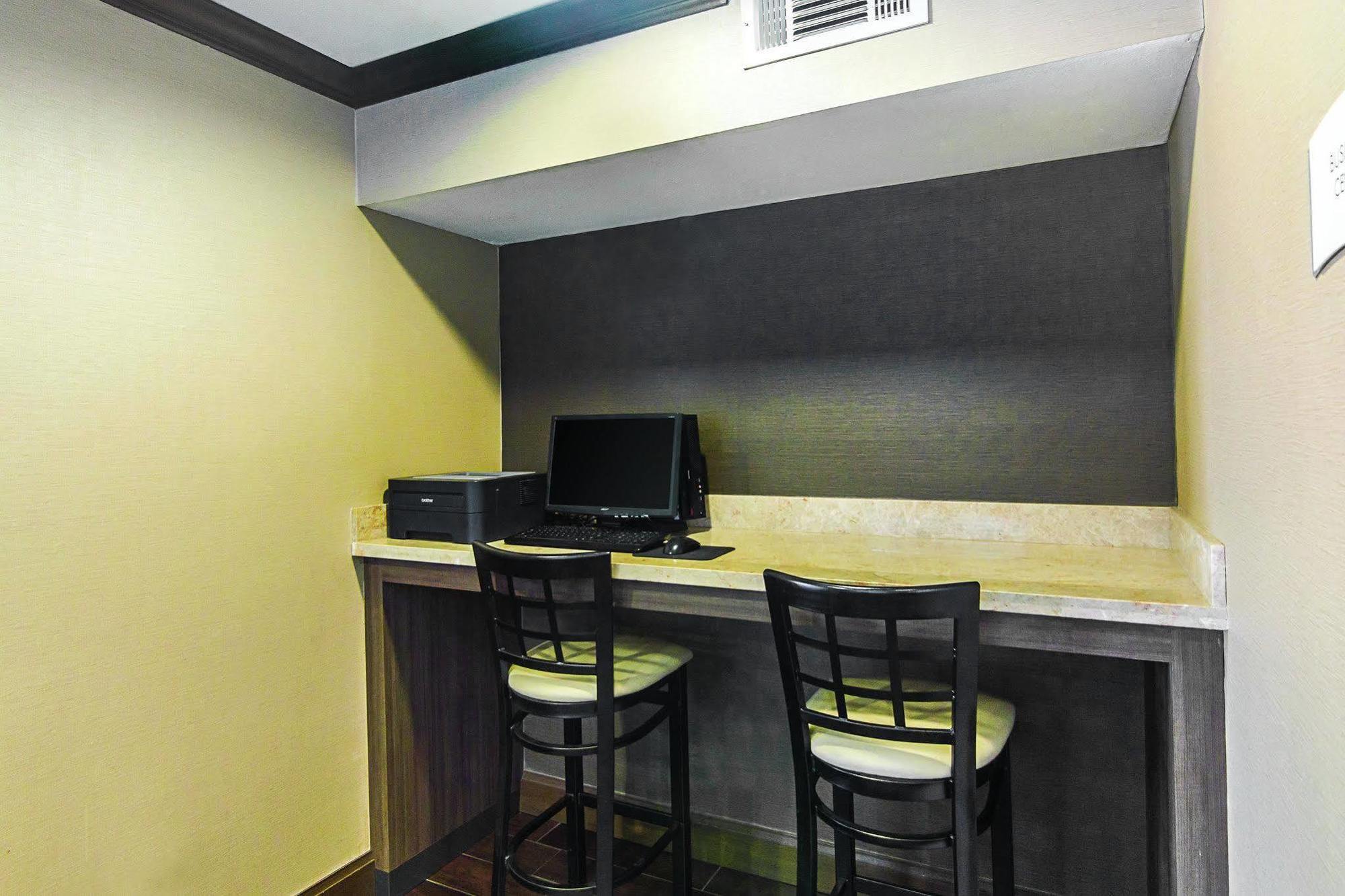 Days Inn & Suites By Wyndham Arlington Near Six Flags Eksteriør billede