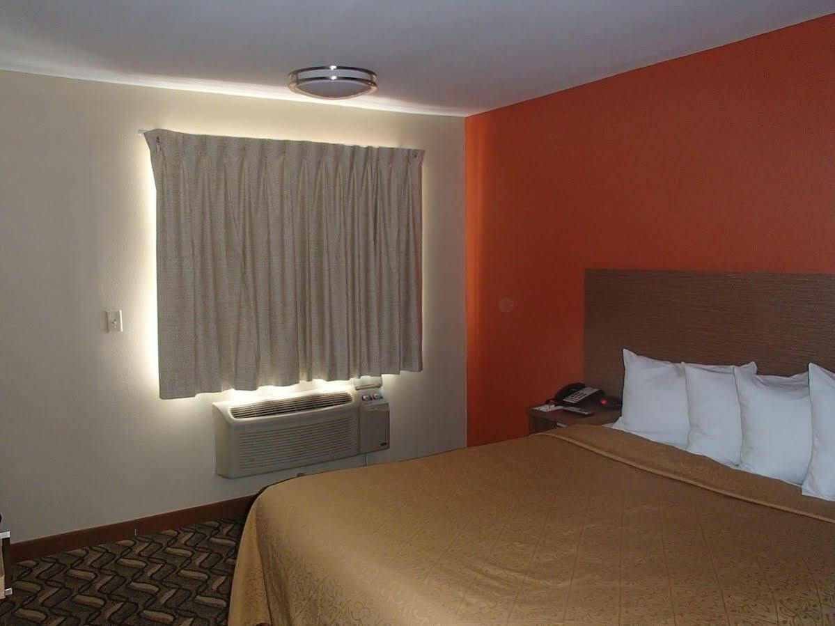 Days Inn & Suites By Wyndham Arlington Near Six Flags Eksteriør billede